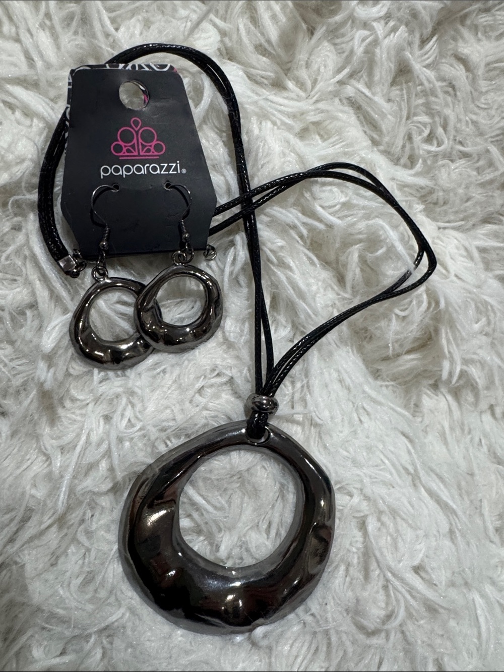 paparazzi Shiny Black Hoop Pendant Necklace with Matching Earrings